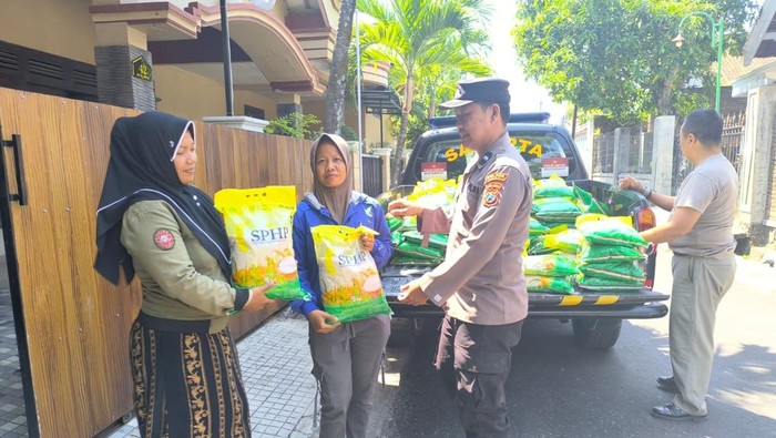 Polisi Magetan Blusukan Ke Daerah Pelosok Jual Beras Murah