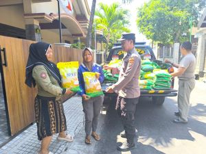 Polisi Magetan Blusukan Ke Daerah Pelosok Jual Beras Murah