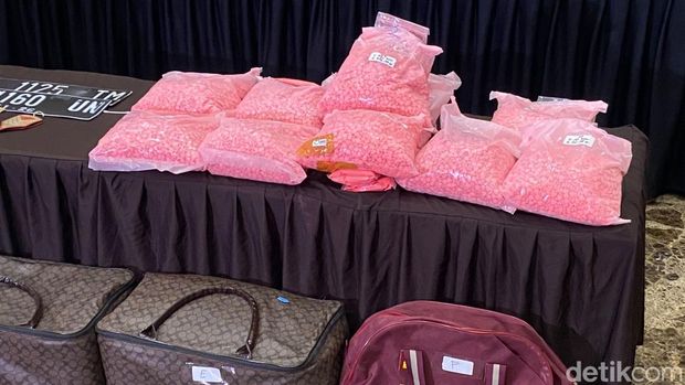 Polisi menangkap kurir narkoba usai mobilnya kecelakaan tunggal di Tol Bakauheni-Terbanggi Besar, Lampung. Ratusan ribu butir ekstasi disita polisi. (Wildan N/detikcom)