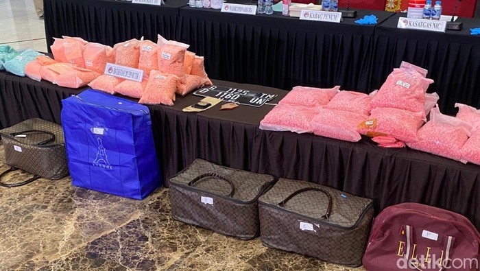 Polisi menangkap kurir narkoba usai mobilnya kecelakaan tunggal di Tol Bakauheni-Terbanggi Besar, Lampung. Ratusan ribu butir ekstasi disita polisi. (Wildan N/detikcom)