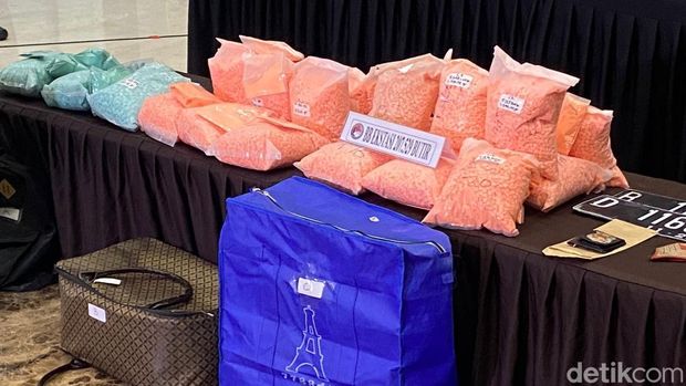 Polisi menangkap kurir narkoba usai mobilnya kecelakaan tunggal di Tol Bakauheni-Terbanggi Besar, Lampung. Ratusan ribu butir ekstasi disita polisi. (Wildan N/detikcom)