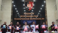 Dalam sesi pemaparan, polisi menampilkan tumpukan barang bukti berbagai warna merah muda, oranye, hingga toska yang dikemas dalam puluhan bungkus. Sejumlah tas bermerk seperti Coach dan ELLE yang digunakan untuk menyembunyikan narkoba juga turut disita.