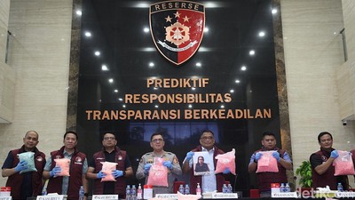 Polisi Sita Ekstasi Rp207 M, Foto Tersangka dan Barang Bukti Dipamerkan