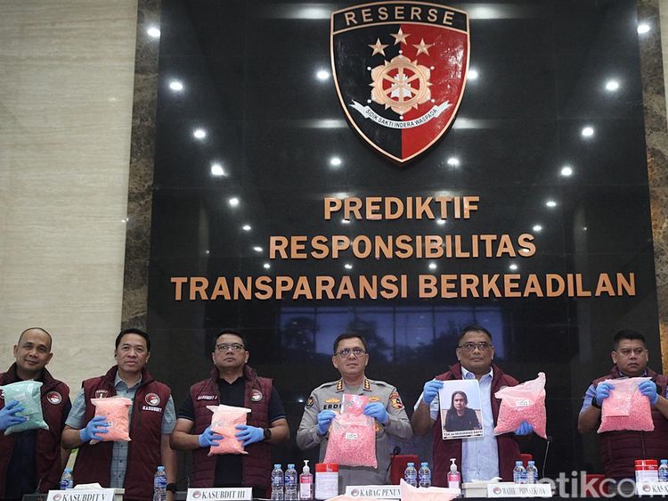 Polisi Sita Ekstasi Rp207 M, Foto Tersangka dan Barang Bukti Dipamerkan