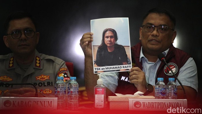 Mabes Polri memamerkan barang bukti ratusan ribu butir ekstasi senilai Rp207 miliar dalam jumpa pers di Gedung Bareskrim Polri, Jakarta Selatan. Pengungkapan kasus ini bermula dari kecelakaan tunggal Nissan X-Trail yang dikendarai tersangka Muhammad Raffi (42) di Tol Bakauheni–Terbanggi Besar, Lampung, pada Kamis (20/11) dini hari. Mobil ringsek, sementara tersangka melarikan diri dan meninggalkan sejumlah tas berisi narkotika di lokasi kejadian.