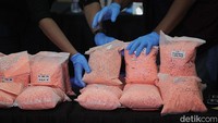 Polisi masih menelusuri jaringan pemasok dan distribusi ekstasi tersebut, termasuk kemungkinan keterlibatan pelaku lain.