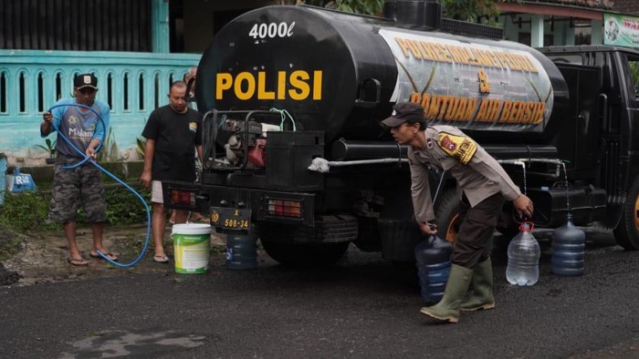 Polres Malang salurkan air bersih di Lawang, Kabupaten Malang