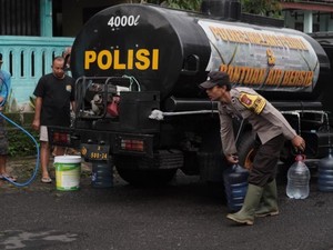 Polres Malang Salurkan 4.000 Liter Air Bersih ke Warga Terdampak Longsor