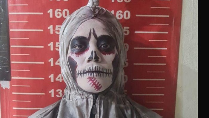 Polsek Koja mengamankan tiga pengamen yang mengenakan kostum pocong. Aksi pengamen tersebut dianggap meresahkan warga. (dok Istimewa)