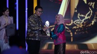 Detikcom menganugerahkan Kementerian PU sebagai Lembaga Penyangga Pembangunan Infrastruktur Berkesinambungan dalam ajang detikcom Award 2025 yang digelar di The Westin Jakarta, Selasa (25/11/2025). Penghargaan ini menjadi pengakuan atas konsistensi kementerian dalam menghadirkan pembangunan yang tidak hanya berskala besar, tetapi juga berkelanjutan dan berdampak langsung bagi masyarakat.