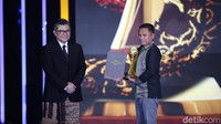 Menteri Pertanian (Mentan) Andi Amran Sulaiman meraih penghargaan detikcom Awards 2025. Amran menerima penghargaan sebagai Tokoh Transformasi Pertanian Modern. Penghargaan detikcom Awards 2025 digelar di The Westin Jakarta, Selasa (25/11/2025). Penghargaan ini diterima Muhammad Arif Cahyono selaku Kepala Biro Komunikasi dan Layanan Informasi Kementan mewakili Amran Sulaiman. 