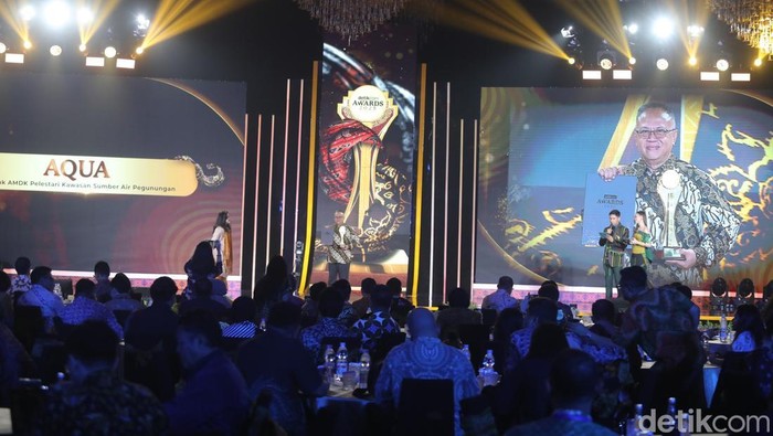 AQUA sebagai Produk AMDK Pelestari Kawasan Sumber Air Pegunungan, diwakili oleh Arif Mujahidin, Corporate Communications Director AQUA.