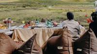 Saat liburan ke Bromo, tunangan Rehan Mubarak ini menikmati pengalaman sarapan dengan pemandangan langsung ke savana dan bukit teletubies. Berbagai macam hidangan dan minuman lengkap tersaji di meja piknik Dara. Foto: Instagram @daraarafah