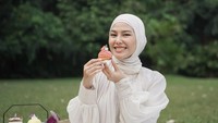 Teman Awkarin itu sempat mencicipi salah satu kuenya. Dara memilih choux berwarna pink dengan tambahan topping strawberry dan cream. Foto: Instagram @daraarafah