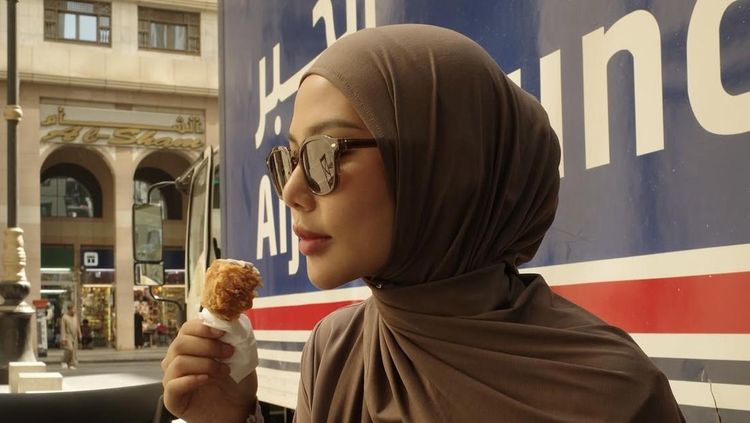 Potret Selebgram Dara Arafah Asyik Kulineran di Indonesia hingga Madinah