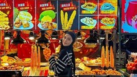 Waktu liburan ke Malaysia, youtuber tersebut mengunjungi sebuah pasar malam yang banyak menjual jajanan kentang goreng panjang, gorengan, hingga durian! Foto: Instagram @daraarafah