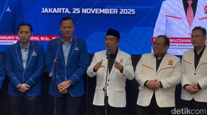 Presiden PKS Al Muzzammil Yusuf (tengah) saat menyambangi kantor DPP Demokrat. (Adrial/detikcom)