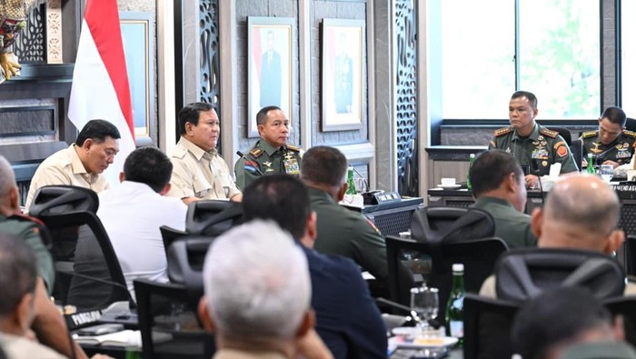 Presiden Prabowo Subianto memimpin rapat evaluasi percepatan pembangunan Koperasi Desa (Kopdes) Merah Putih di Mabes TNI, Jakarta. (dok Setkab)