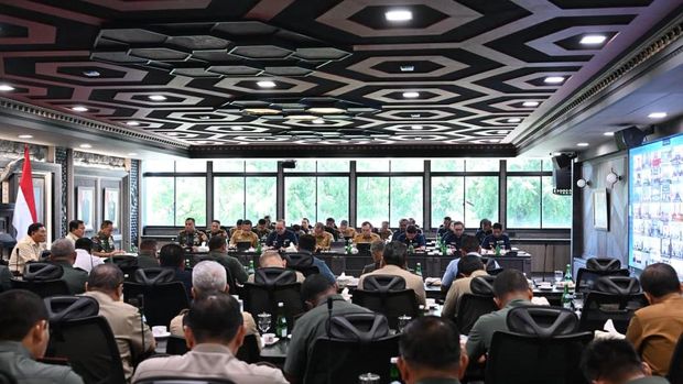 Presiden Prabowo Subianto memimpin rapat evaluasi percepatan pembangunan Koperasi Desa (Kopdes) Merah Putih di Mabes TNI, Jakarta. (dok Setkab) Presiden Prabowo Subianto memimpin rapat evaluasi percepatan pembangunan Koperasi Desa (Kopdes) Merah Putih di Mabes TNI, Jakarta. (dok Setkab)