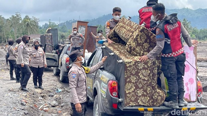 Proses evakuasi barang milik warga terdampak erupsi Semeru. Pemulihan anak pengungsi Semeru dari trauma bencana.