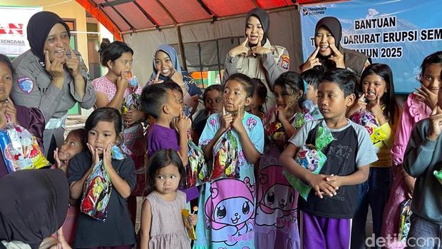 Proses evakuasi barang milik warga terdampak erupsi Semeru. Pemulihan anak pengungsi Semeru dari trauma bencana.