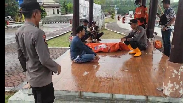 Proses evakuasi penemuan kerangka mayat di hutan Ponorogo