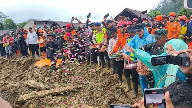 Proses pencarian dan evakuasi korban longsor di Dusun Situkung, Desa Pandanarum, Kecamatan Pandanarum, Kabupaten Banjarnegara, Selasa (25/11/2025). Proses pencarian dan evakuasi korban longsor di Dusun Situkung, Desa Pandanarum, Kecamatan Pandanarum, Kabupaten Banjarnegara, Selasa (25/11/2025).