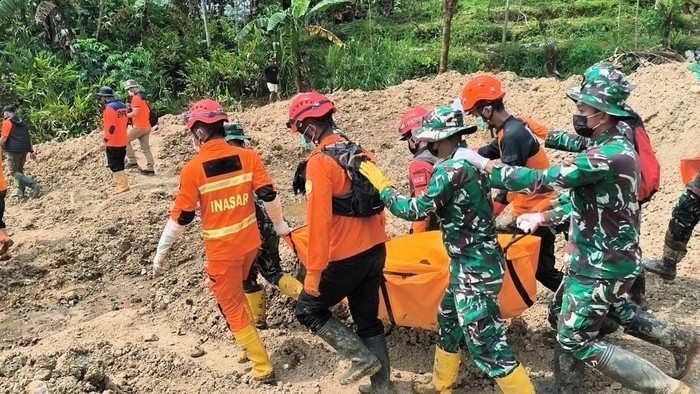 Proses pencarian dan evakuasi korban longsor di Dusun Situkung, Desa Pandanarum, Kecamatan Pandanarum, Kabupaten Banjarnegara, Selasa (25/11/2025).