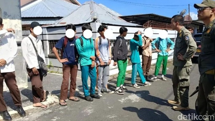 Puluhan pelajar Kota Mataram diamankan Satpol PP Kota Mataram di sejumlah angkringan, karena kedapatan membolos, beberapa waktu lalu.