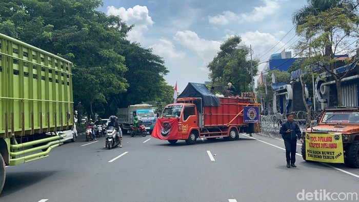 Puluhan truk ODOL tutup jalur Frontage Ahmad Yani Surabaya saat aksi unjuk rasa