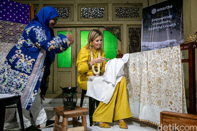 Di jajaran aksesori, Ratu Maxima tampak memakai bangles dan anting statement. Jam tangan mewah nan ikonis Cartier Tank juga jadi andalan. Tidak ketinggalan sepatu berwarna kuning. (Foto: Tara Wahyu NV/detikJateng)