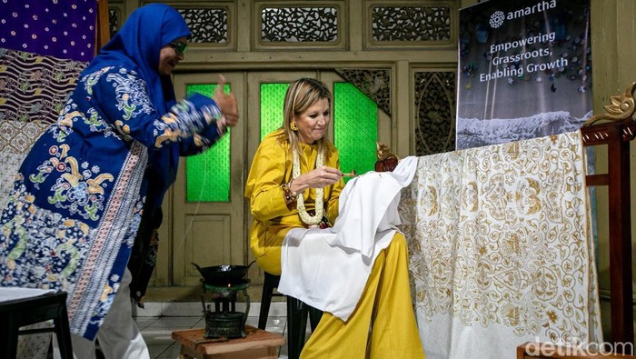 Ratu Belanda, Maxima belajar membatik saat berkunjung ke Kampung Batik Laweyan, Selasa (25/11/2025).