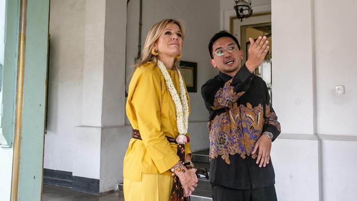 Ratu Maxima Sambangi Pura Mangkunegaran, Ajak Anak Muda Melek Keuangan Penasihat Khusus Sekretaris Jenderal PBB untuk Kesehatan Finansial (UNSGSA) yang juga Ratu Belanda Maxima Zorreguieta Cerruti (kedua kanan) didampingi Adipati Pura Mangkunegaran Kanjeng Gusti Pangeran Adipati Arya (KGPAA) Mangkunegara X (keempat kiri) berkeliling usai menghadiri Women’s World Banking di Pura Mangkunegaran, Solo, Jawa Tengah, Selasa (25/11/2025). Acara diskusi yang diikuti anak muda, mahasiswa dan pengusaha muda tersebut untuk berbagi pengalaman dalam menggunakan produk dan layanan keuangan. ANTARA FOTO/Mohammad Ayudha