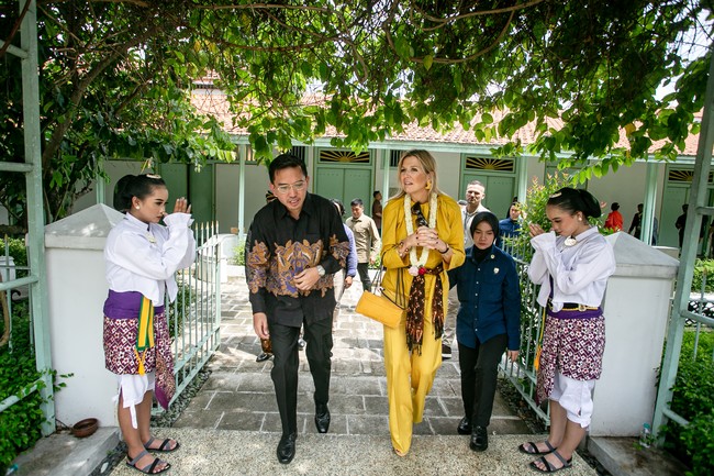 Busana dari label fashion Belgia bernama Natan itu terdiri dari baju lengan panjang dengan leher serut dan celana senada. Sentuhan Indonesia hadir lewat selendang batik jumputan yang dipakai seperti sabuk.  (Foto: ANTARA FOTO/Mohammad Ayudha)