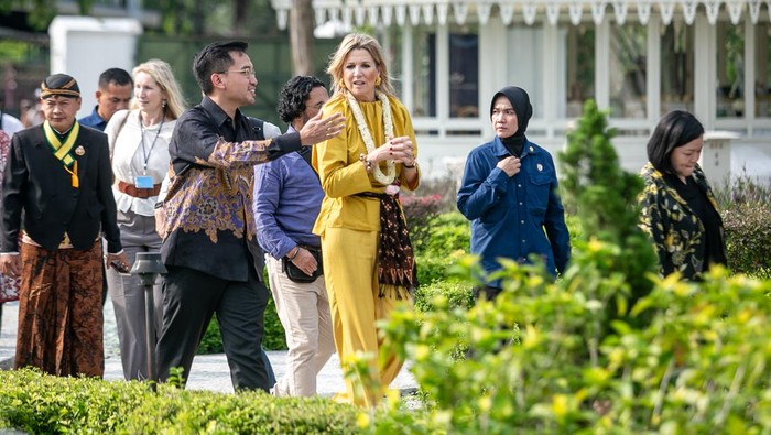 Penasihat Khusus Sekretaris Jenderal PBB untuk Kesehatan Finansial (UNSGSA) yang juga Ratu Belanda Maxima Zorreguieta Cerruti (kedua kanan) didampingi Adipati Pura Mangkunegaran Kanjeng Gusti Pangeran Adipati Arya (KGPAA) Mangkunegara X (keempat kiri) berkeliling usai menghadiri Women’s World Banking di Pura Mangkunegaran, Solo, Jawa Tengah, Selasa (25/11/2025). Acara diskusi yang diikuti anak muda, mahasiswa dan pengusaha muda tersebut untuk berbagi pengalaman dalam menggunakan produk dan layanan keuangan. ANTARA FOTO/Mohammad Ayudha