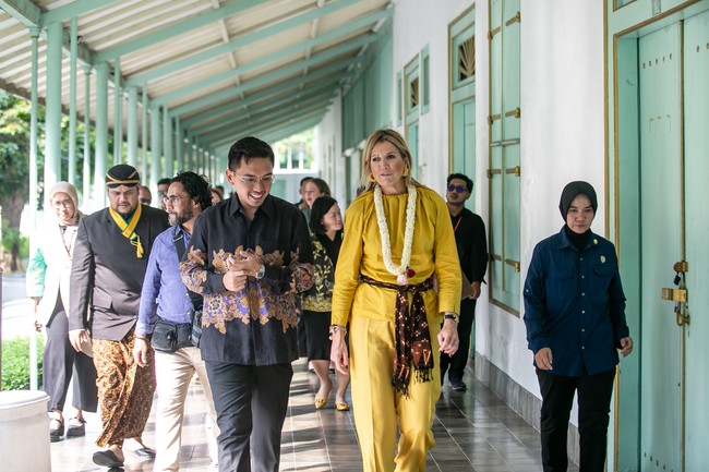 Ratu Maxima ke Indonesia dalam rangka kapasitasnya sebagai penasihat khusus sekretaris jenderal PBB untuk kesehatan finansial inklusif bagi pembangunan. Kunjungan kerjanya dimulai di Solo, Jawa Tengah, di mana ia terlihat memakai outfit serba kuning yang cerah saat bertemu Sri Paduka Mangkoenagoro X atau Gusti Bhre. (Foto: ANTARA FOTO/Mohammad Ayudha)