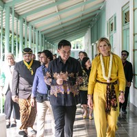 Ratu Maxima ke Indonesia dalam rangka kapasitasnya sebagai penasihat khusus sekretaris jenderal PBB untuk kesehatan finansial inklusif bagi pembangunan. Kunjungan kerjanya dimulai di Solo, Jawa Tengah, di mana ia terlihat memakai outfit serba kuning yang cerah saat bertemu Sri Paduka Mangkoenagoro X atau Gusti Bhre. (Foto: ANTARA FOTO/Mohammad Ayudha)