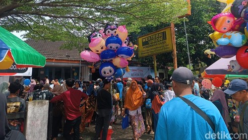 Ratusan penerima bantuan langsung tunai sementara (BLTS) mengantre di Kantor Pos Indonesia di Kecamatan Praya Barat, Lombok Tengah.