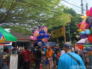 Kantor Pos Praya Barat Dipadati Penerima BLTS, Warga Antre Berjam-jam