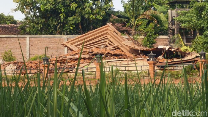 Kondisi rumah Joglo yang dirobohkan pemiliknya di Dukuh Begajah, RT 01/VII, Kelurahan Popongan, Kecamatan/kabupaten Karanganyar, Selasa (25/11/2025)