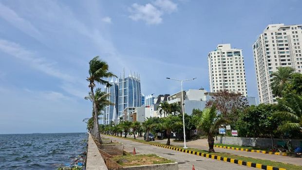 Tampak rumah-rumah mewah yang berdiri tepat di seberang tanggul Pantai Mutiara, Pluit, Penjaringan, Jakarta Utara, Selasa (25/11/2025).