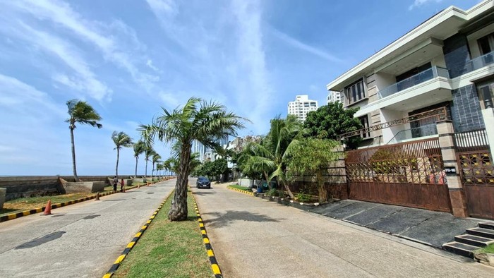 Tampak rumah-rumah mewah yang berdiri tepat di seberang tanggul Pantai Mutiara, Pluit, Penjaringan, Jakarta Utara, Selasa (25/11/2025).