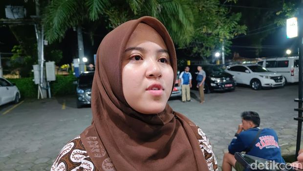 Salah satu korban selamat, Maya (19) saat memberikan keterangan kepada wartawan, Selasa (25/11/2025). Salah satu korban selamat, Maya (19) saat memberikan keterangan kepada wartawan, Selasa (25/11/2025).