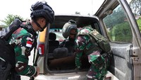 Personel Satgas Pamtas RI-Malaysia Yonarhanud 1/PBC/1 Kostrad memeriksa kendaraan berpelat Malaysia saat penyisiran di jalan raya Perbatasan Entikong, Kabupaten Sanggau, Kalimantan Barat, Selasa (25/11/2025). Antara Foto/Jessica Wuysang