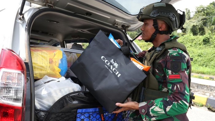 Personel Satgas Pamtas RI-Malaysia Yonarhanud 1/PBC/1 Kostrad dan personel Tentara Darat Malaysia (TDM) melaksanakan patroli bersama di hutan perbatasan Indonesia-Malaysia di Entikong, Kabupaten Sanggau, Kalimantan Barat, Selasa (25/11/2025). Patroli tersebut dilaksanakan untuk mencegah penyelundupan narkotika dan barang ilegal, menahan masuknya pendatang tanpa dokumen, serta menjaga stabilitas keamanan wilayah sebagai bagian dari tugas Satgas Pamtas Yonarhanud 1/PBC/1 Kostrad dalam mengamankan jalur perbatasan dan memperkuat keamanan kawasan. ANTARA FOTO/Jessica Wuysang