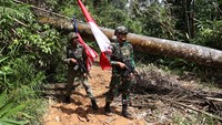 Patroli dilakukan bersama personel Tentara Darat Malaysia (TDM) menyusuri hutan dan medan berbukit yang menjadi lintasan rawan aktivitas ilegal. Kehadiran pasukan di sektor tersebut bertujuan memperkuat stabilitas keamanan sekaligus memastikan garis batas negara tetap terjaga. Antara Foto/Jessica Wuysang