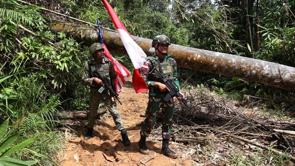 Satgas Kostrad Patroli Perbatasan Entikong, Amankan Jalur RI-Malaysia