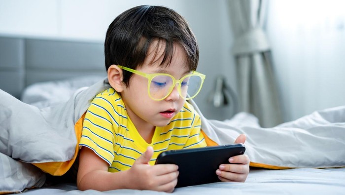 Screen Time Lebih dari 1 Jam Sehari Naikkan Risiko Mata Minus 18 Persen pada Anak.