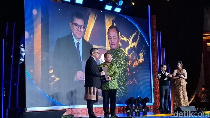 Sekjen DPP Partai Golkar Muhammad Sarmuji meraih penghargaan detikcom Awards 2025. (Belia/detikcom).
