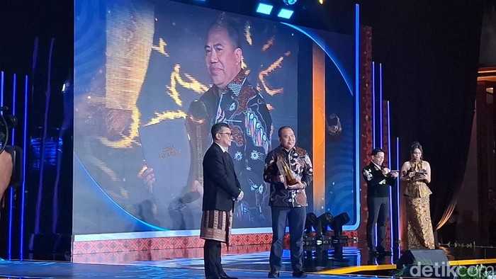 Sekjen Kementerian Kehutanan Mahfudz mewakili Menhut Raja Juli menerima penghargaan detikcom Awards 2025. (Brigitta/detikcom)